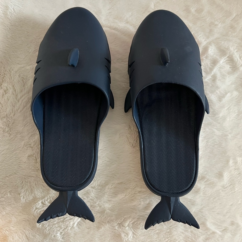 Men's Black Whale-Tail Slip-On Loafers